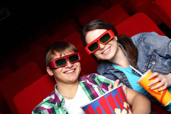 Jong koppel in bioscoop kijken naar film — Stockfoto