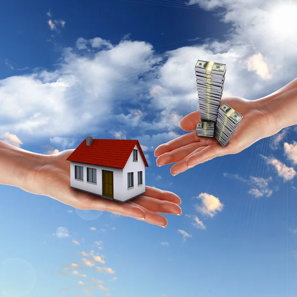 Dům a lidská ruka proti modré obloze — Stock fotografie