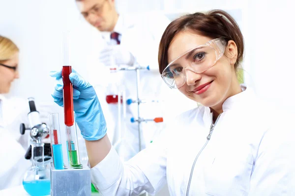 Forskare i laboratorium — Stockfoto