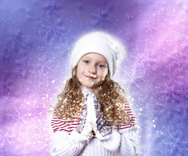 可愛い小さな女の子が冬の摩耗 — ストック写真