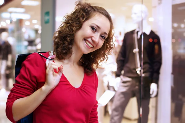 Mladá žena, která dělá nakupování — Stock fotografie