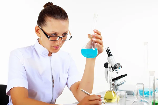 在化学实验室中的女性科学家 — 图库照片