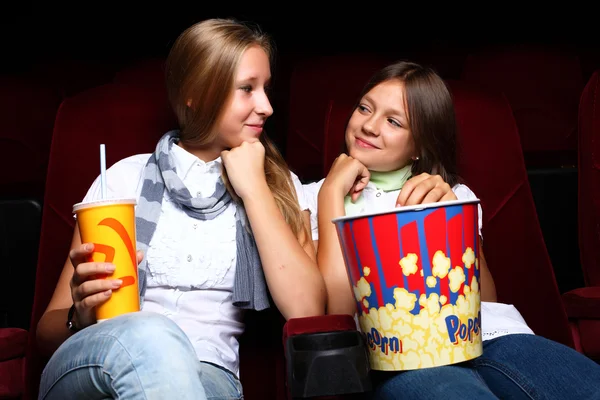 Twee jonge meisjes kijken in cinema — Stockfoto