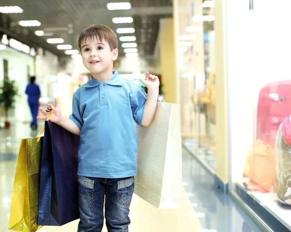 Маленький мальчик делает покупки — стоковое фото