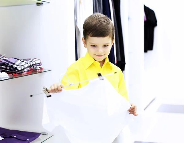 Liten pojke gör shopping — Stockfoto