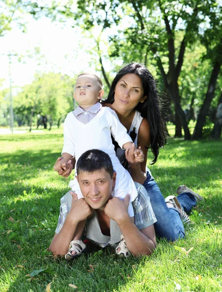 Сім'я разом у літньому парку — стокове фото