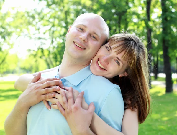 Young couple in the park — Stock Photo, Image