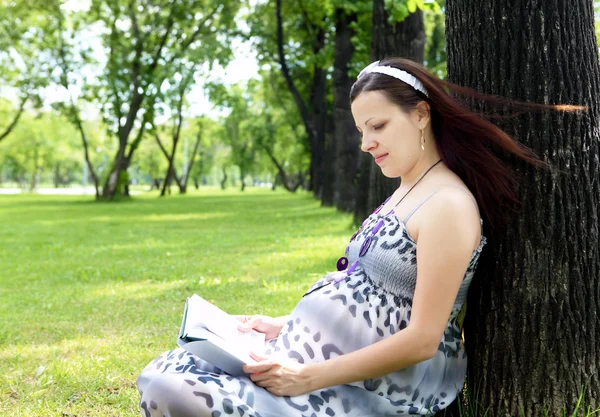 Porträtt av gravid kvinna i parken — Stockfoto