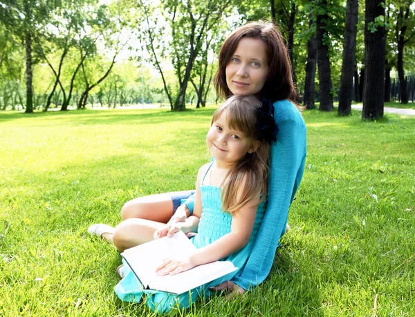 Anya és lánya a parkban portréja — Stock Fotó