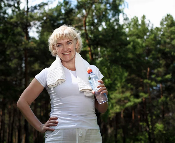 Idős asszony az erdő gyakorlása után — Stock Fotó