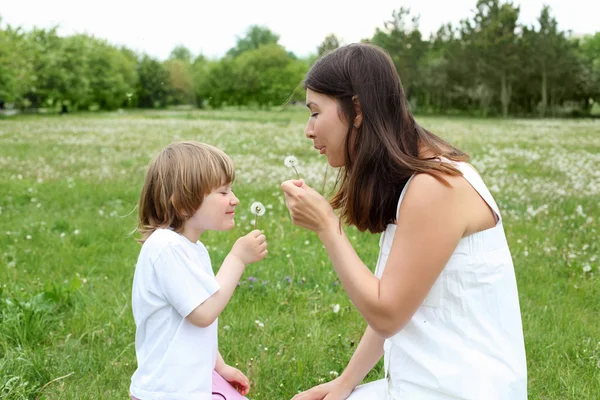 Itlle girl with her mother outdoors — Stock Photo, Image