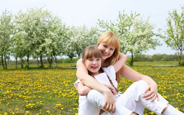 Dívka s matkou v parku na jaře — Stock fotografie