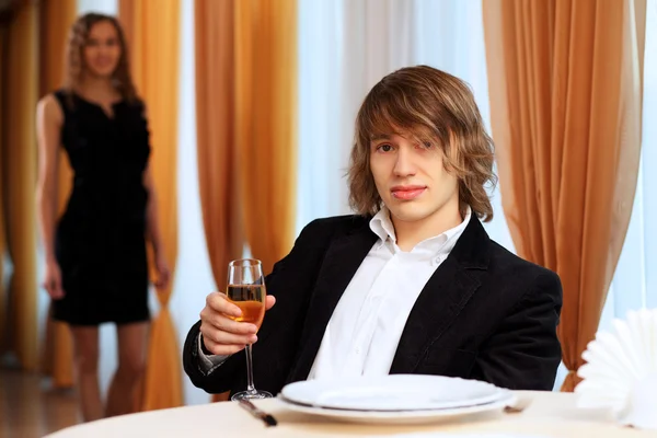 Fiatal jóképű férfi ül az étteremben — Stock Fotó