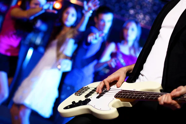 Joven guitarrista actuando en club nocturno —  Fotos de Stock
