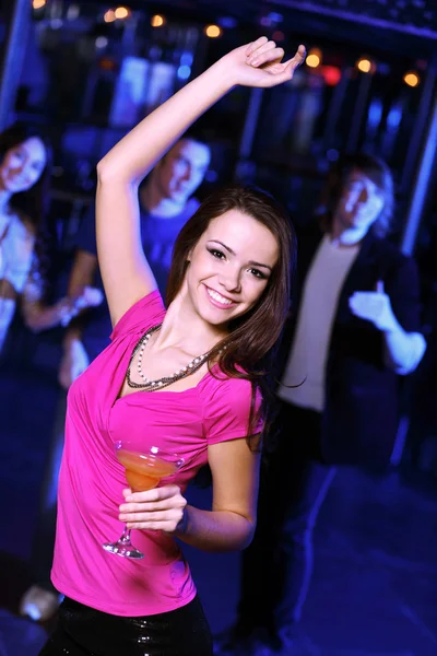 Mujer joven divirtiéndose en discoteca discoteca —  Fotos de Stock