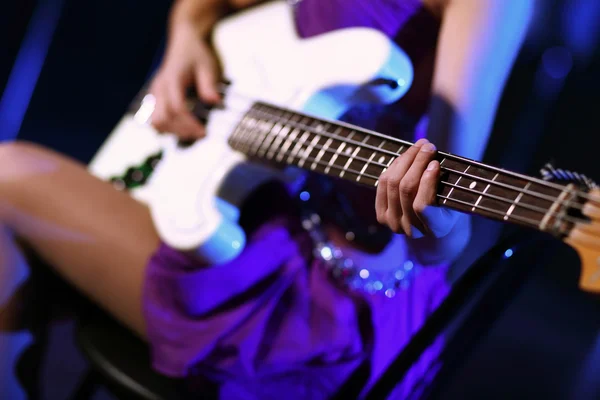 Młody gitarzysta w nocnym klubie — Zdjęcie stockowe