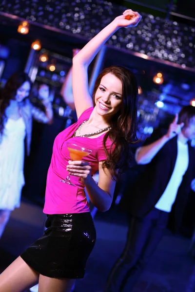 Mujer joven divirtiéndose en discoteca discoteca — Foto de Stock