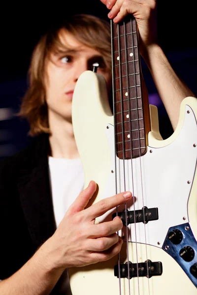 Jovem guitarrista atuando em boate — Fotografia de Stock