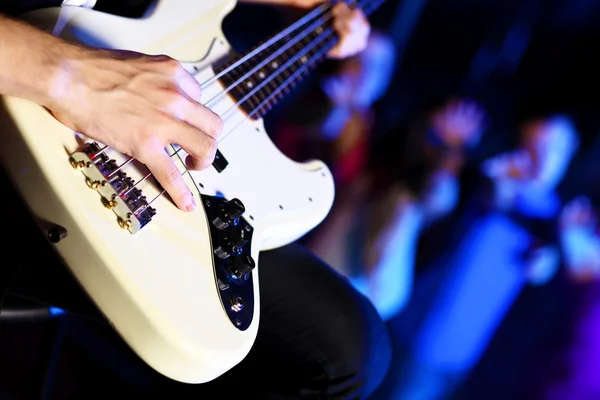 Młody gitarzysta w nocnym klubie — Zdjęcie stockowe