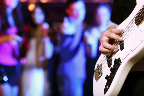 Young guitar player performing in night club — Stock Photo, Image