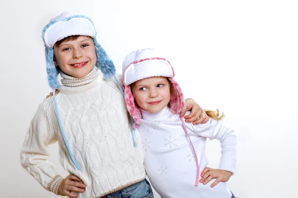 Kid in winter slijtage tegen witte achtergrond — Stockfoto