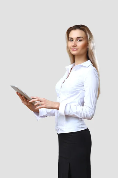 Молодая красивая женщина в деловой одежде на работе — стоковое фото