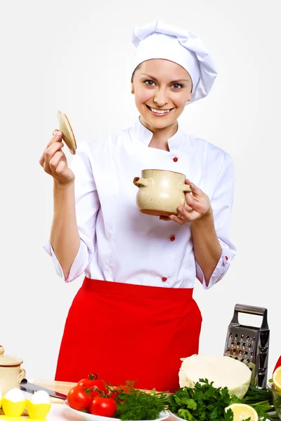 Retrato de um jovem cozinheiro em uniforme — Fotografia de Stock