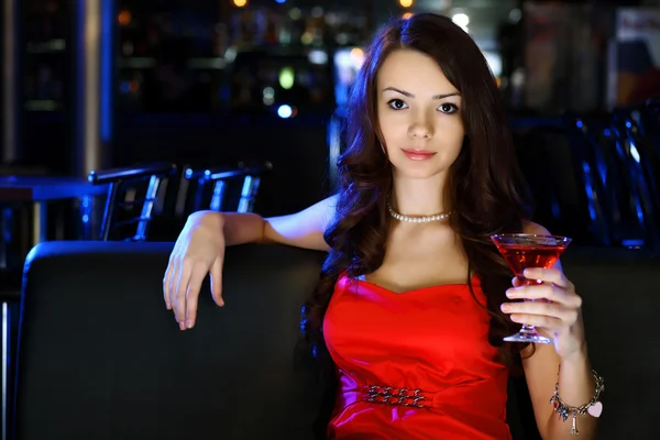 Belle femme en boîte de nuit avec un verre — Photo