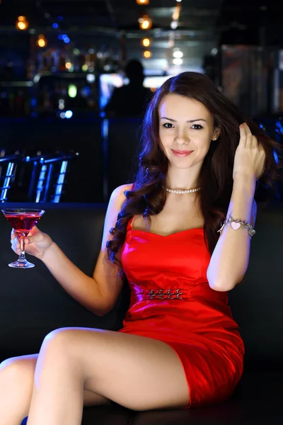 Aantrekkelijke vrouw in nachtclub met een drankje — Stockfoto