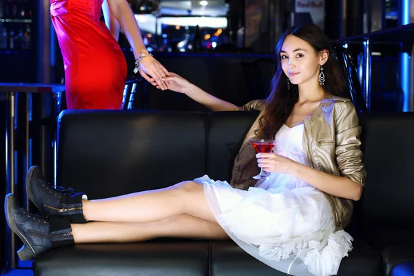 Atractiva mujer en el club nocturno con una bebida —  Fotos de Stock