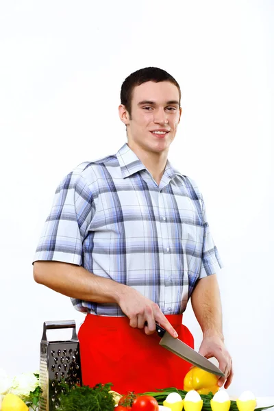 Hombre cocinando comida fresca en casa — Foto de Stock