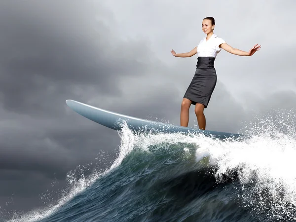 Podnikatelka surfování na vlnách moře — Stock fotografie