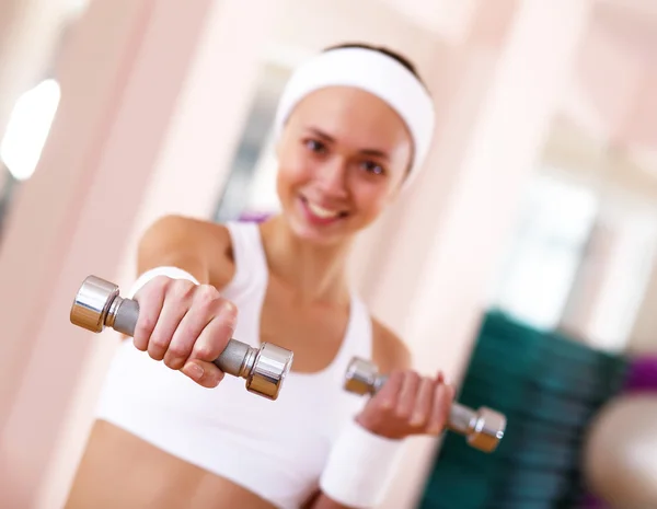 Jonge vrouw te sporten in de sportschool — Stockfoto