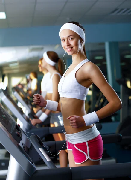 Junge Frau beim Sport im Fitnessstudio — Stockfoto