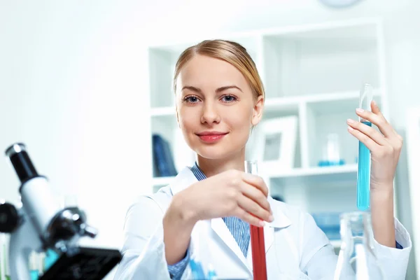 Junge Wissenschaftlerin arbeitet im Labor — Stockfoto