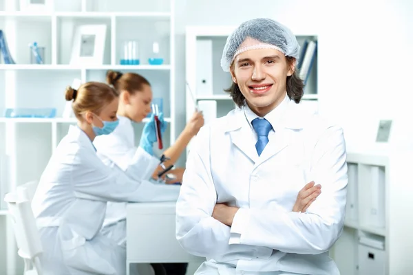 Young scientists working in laboratory — Stock Photo, Image