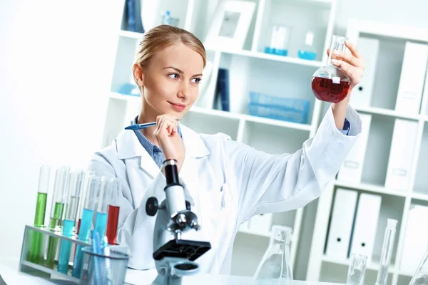 Jovem cientista trabalhando em laboratório — Fotografia de Stock