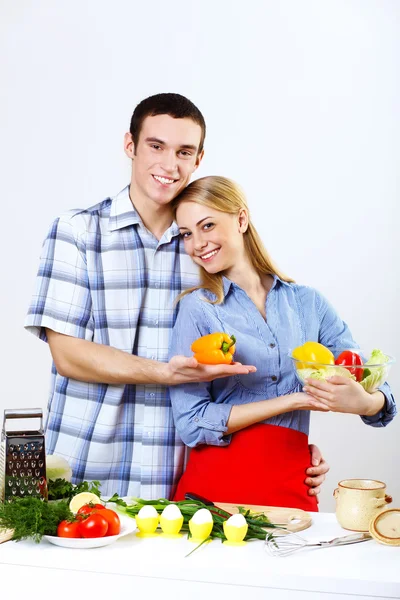 Husband and wife together coooking at home Royalty Free Stock Photos