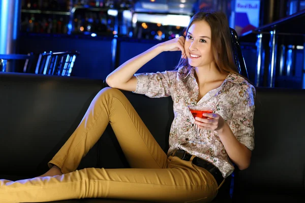 Mulher atraente no clube noturno com uma bebida Fotografia De Stock