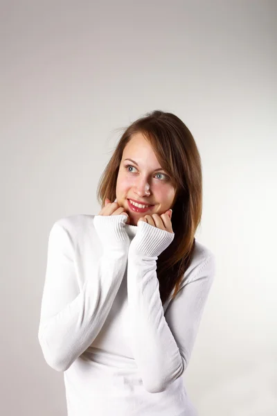 年轻的女孩穿着白色毛衣 免版税图库图片