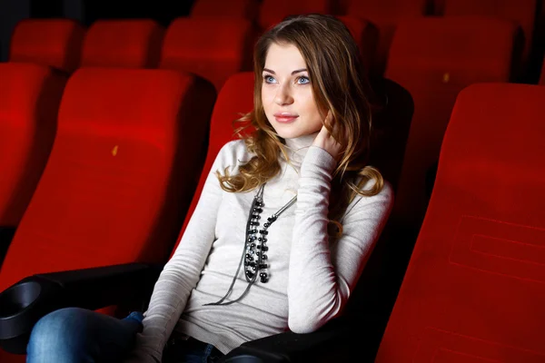 Chica joven en el cine viendo la película —  Fotos de Stock