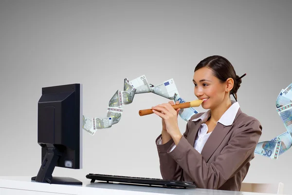 Zakenvrouw op de werkplek en geld symbolen — Stockfoto