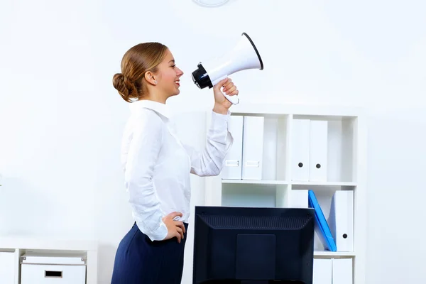 Giovane donna con megafono in ufficio — Foto Stock