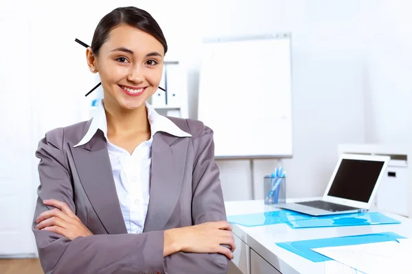 Junge Frau in Businesskleidung arbeitet im Büro — Stockfoto