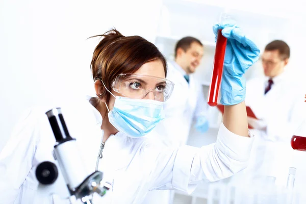 Cientistas em laboratório — Fotografia de Stock