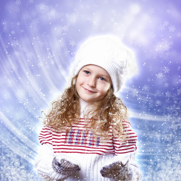 Petite fille mignonne en tenue d'hiver — Photo