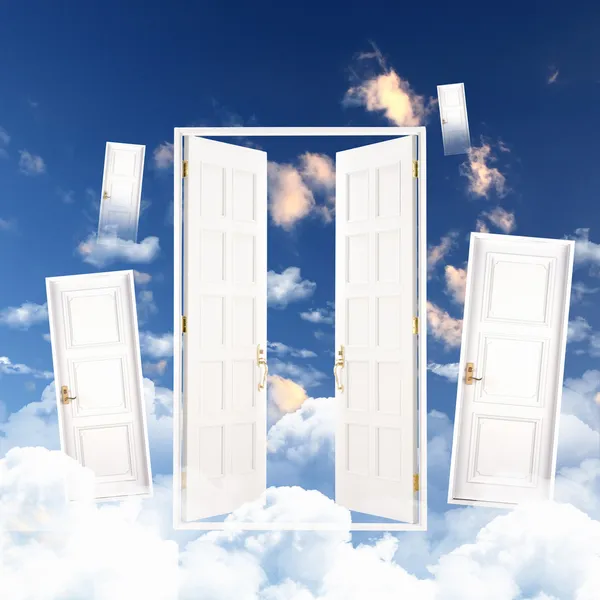 Vita dörren mot blå himmel bakgrund — Stockfoto