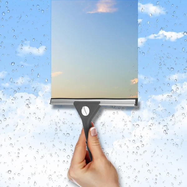 Mavi gökyüzü ve beyaz bulutlu pencere — Stok fotoğraf