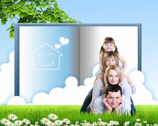 Коллаж с детьми и родителями на зеленой траве — стоковое фото