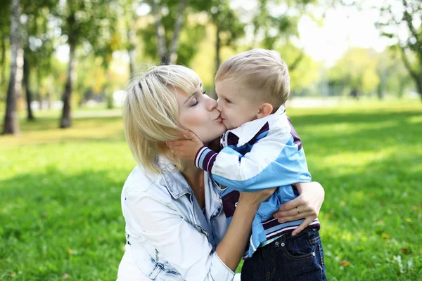 Jonge moeder met haar zoon in zomer park — Stockfoto